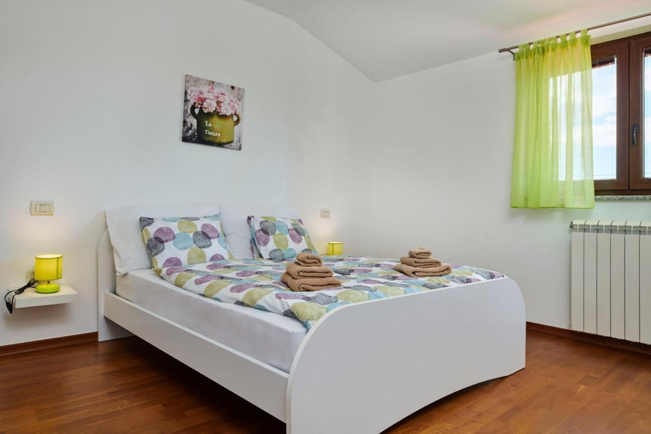 Bartona For 8 Persons With Private Swimmingpool Pula