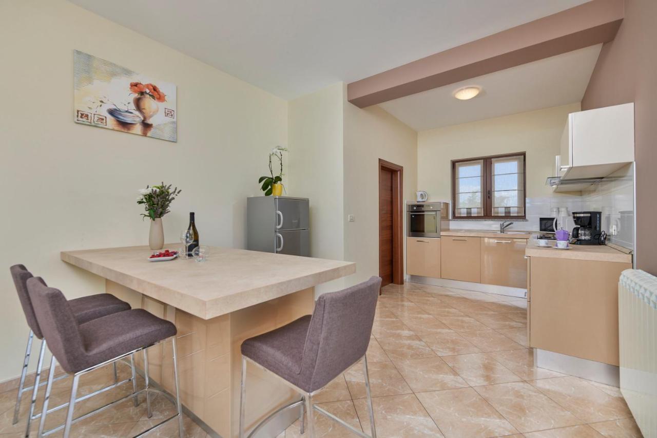 Villa Bartona For 8 Persons With Private Swimmingpool Pula