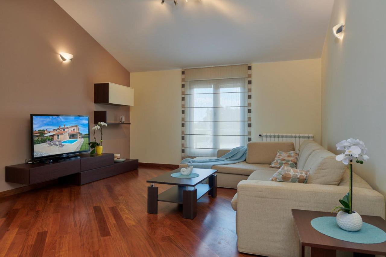 Bartona For 8 Persons With Private Swimmingpool *