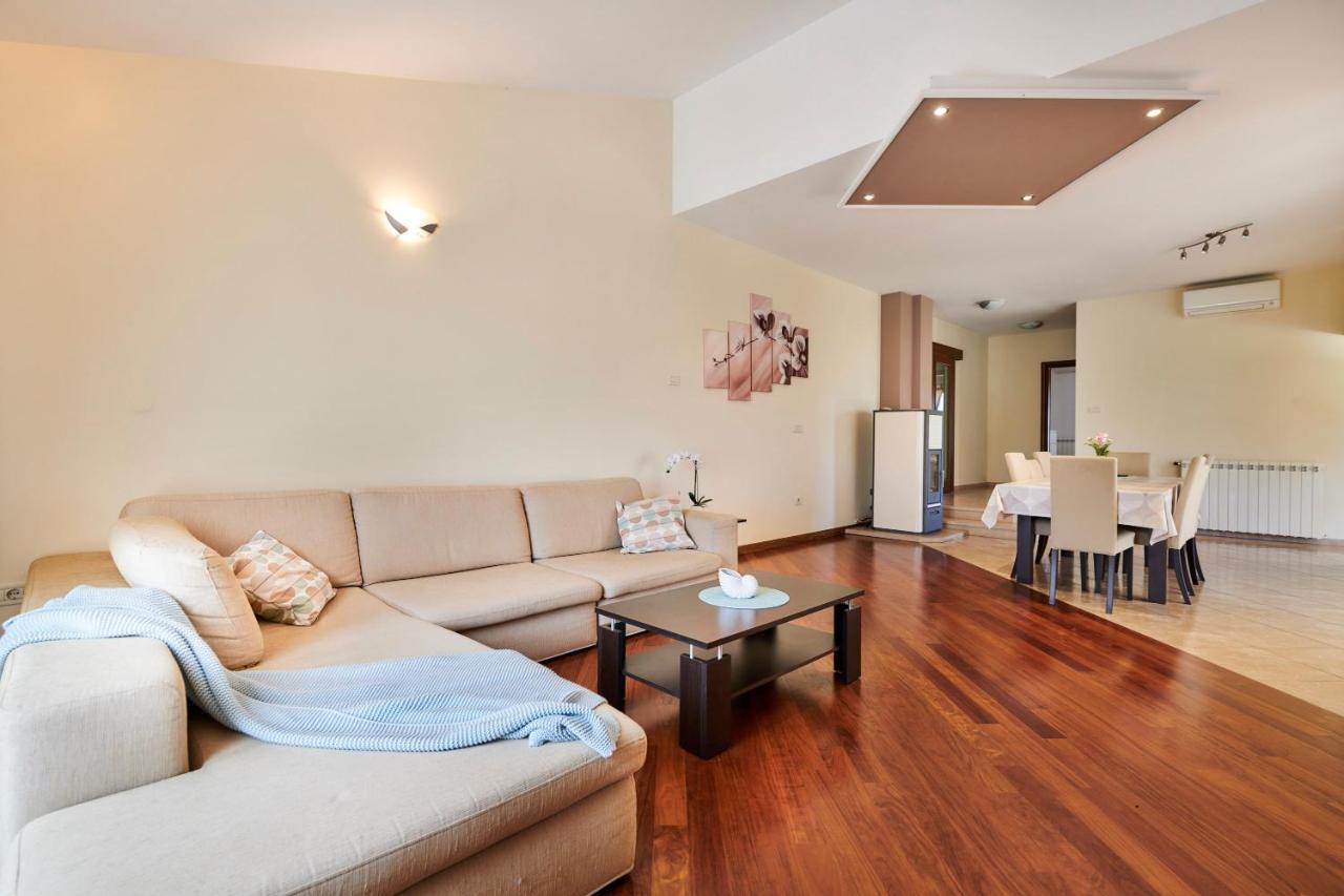 Villa Bartona For 8 Persons With Private Swimmingpool