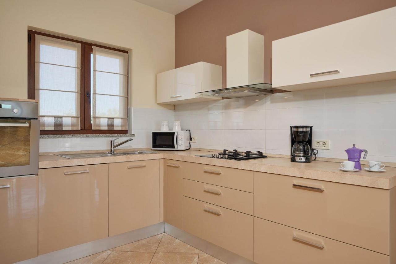 Bartona For 8 Persons With Private Swimmingpool Villa Pula