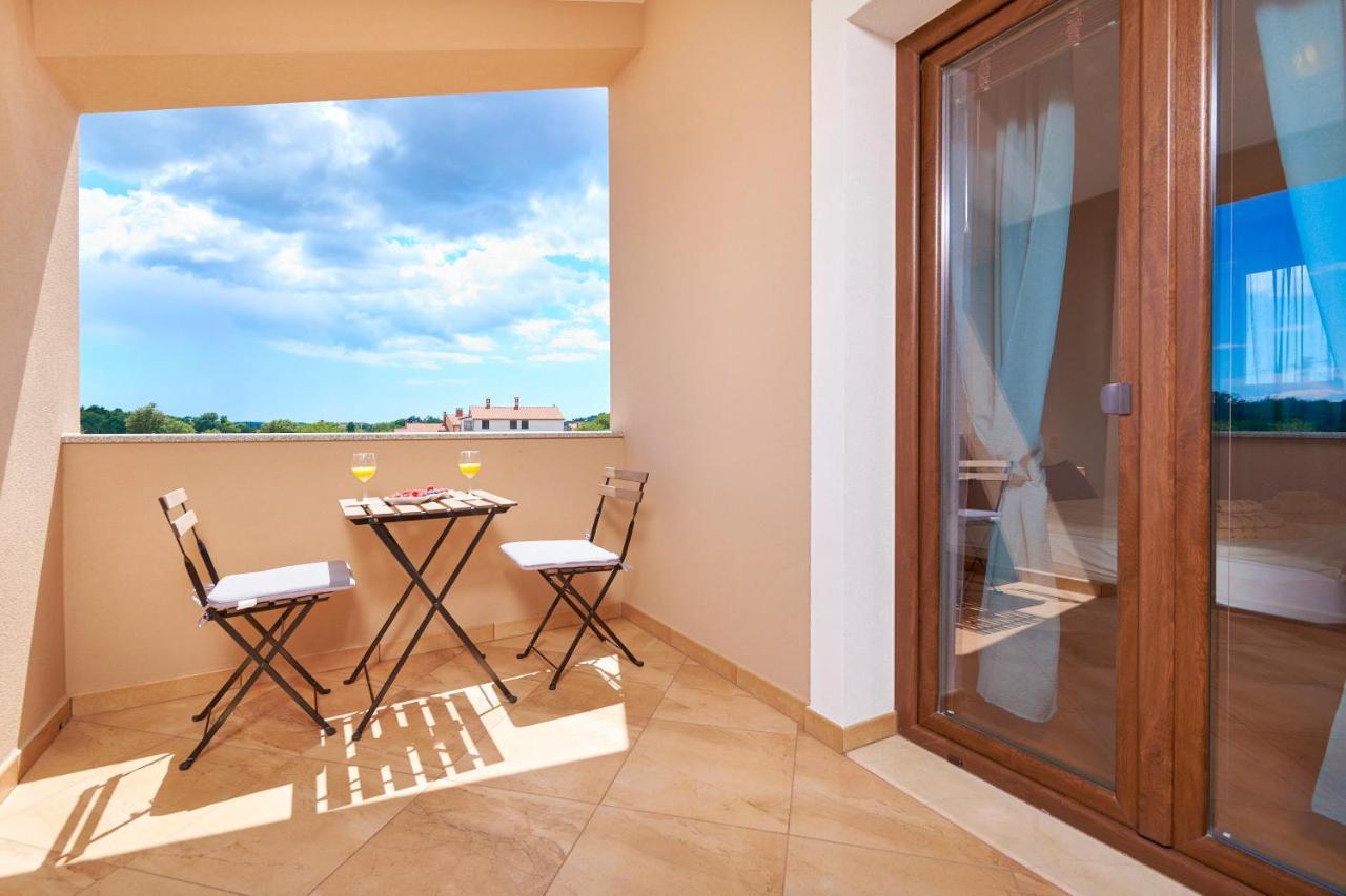 Bartona For 8 Persons With Private Swimmingpool Pula