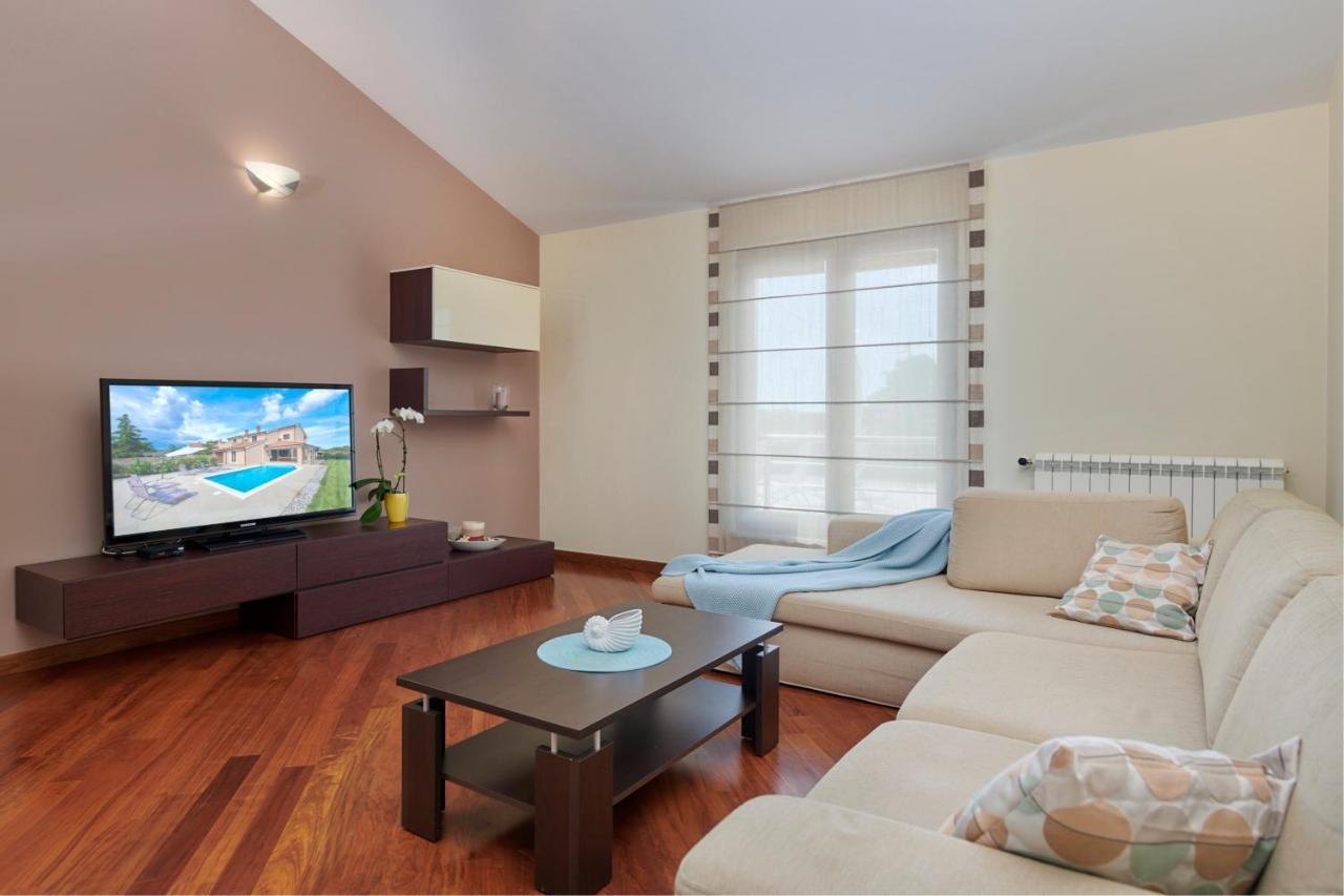 Bartona For 8 Persons With Private Swimmingpool Pula