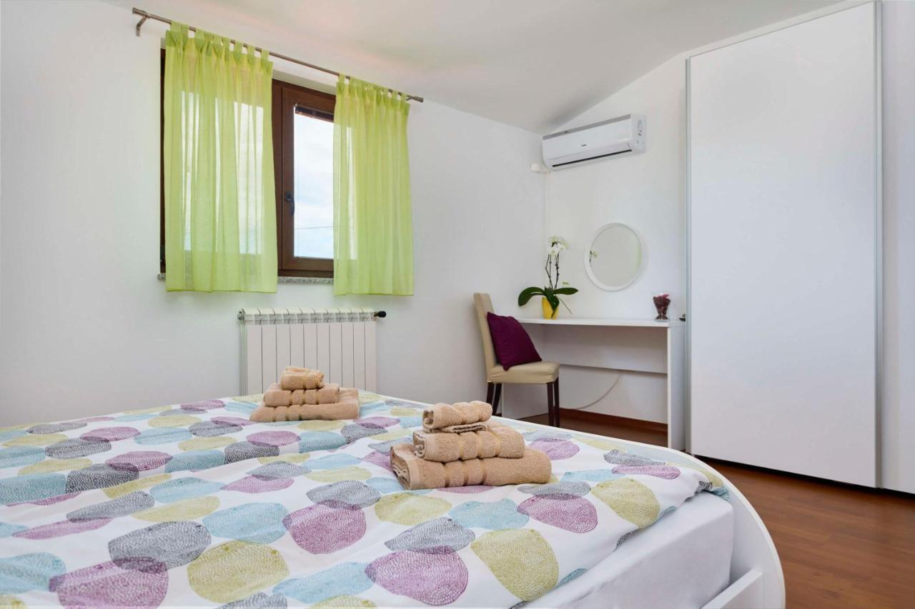 Bartona For 8 Persons With Private Swimmingpool Pula