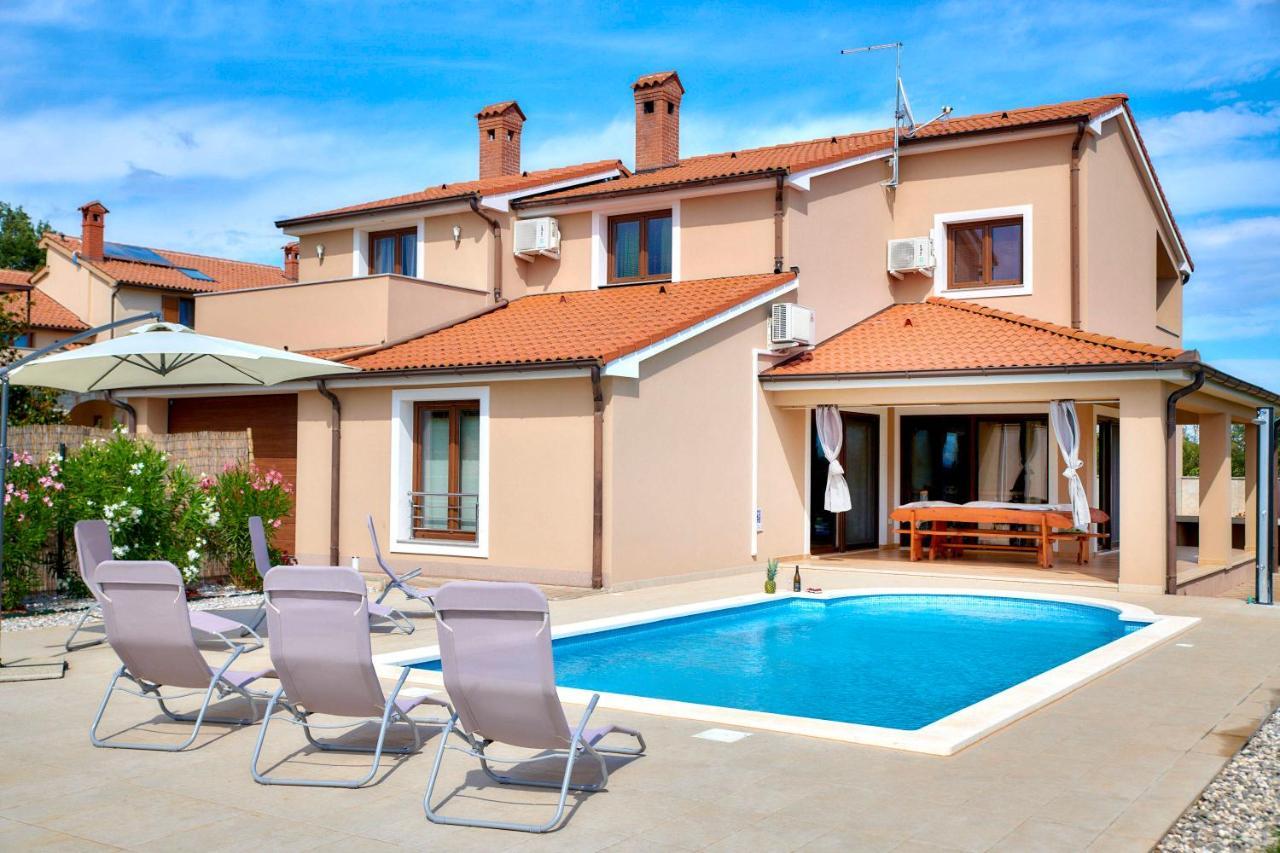 Bartona For 8 Persons With Private Swimmingpool * Pula