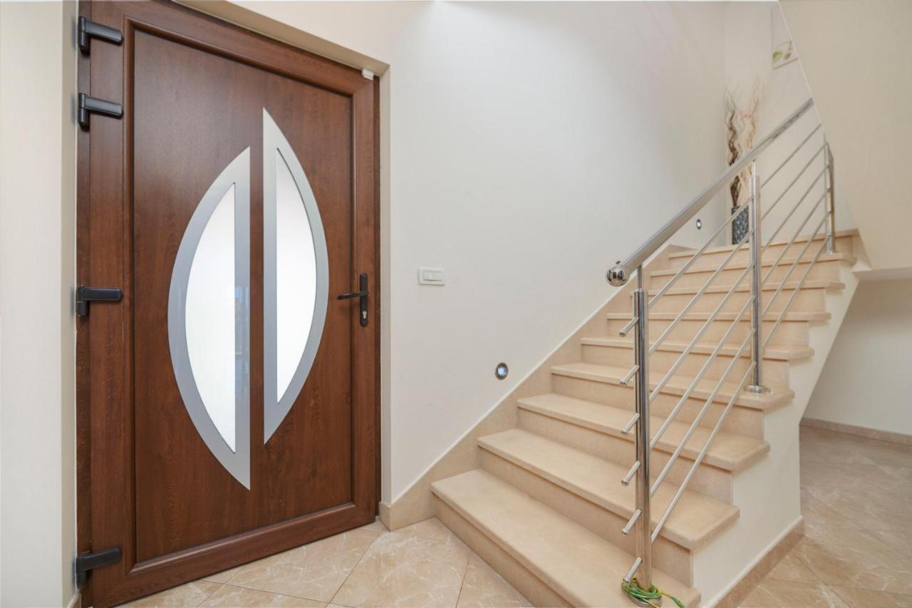 Bartona For 8 Persons With Private Swimmingpool Pula