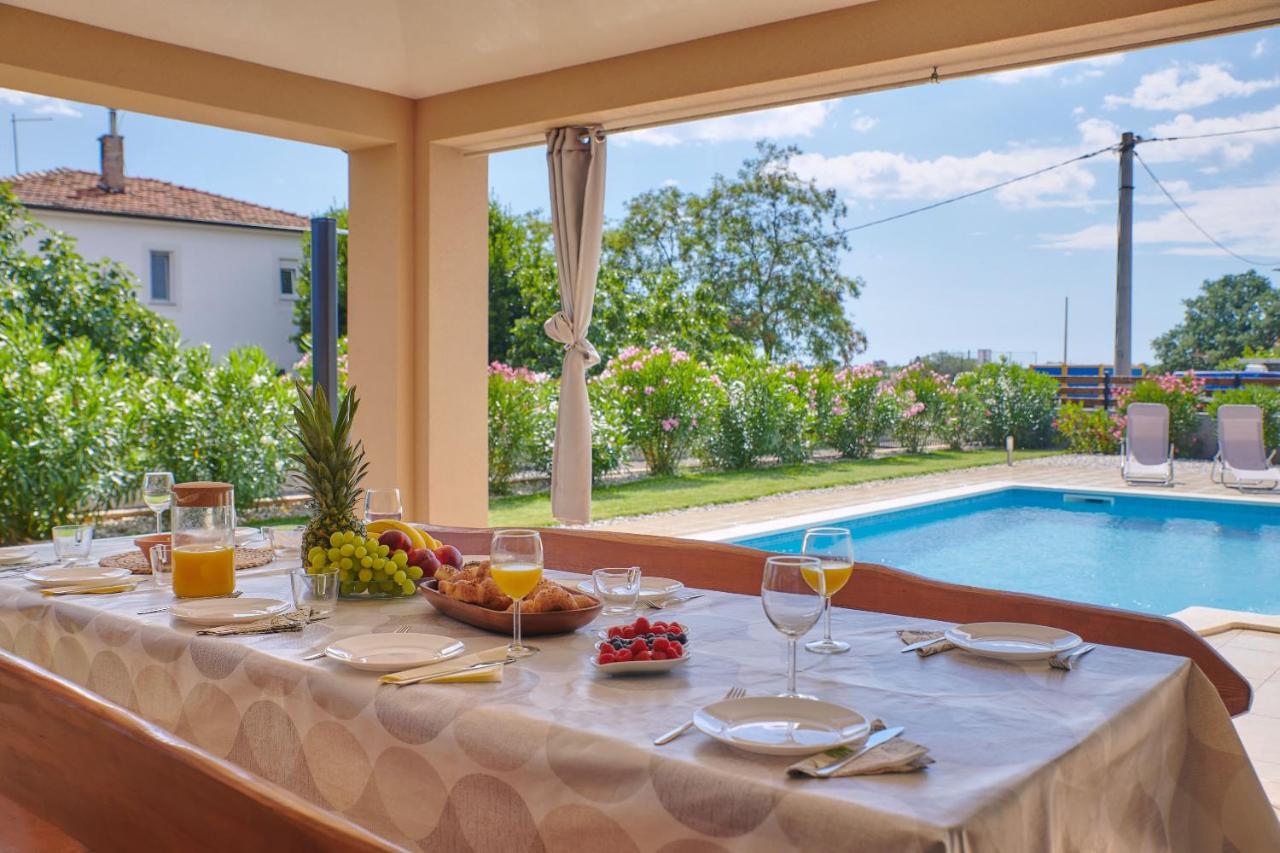 Bartona For 8 Persons With Private Swimmingpool Villa