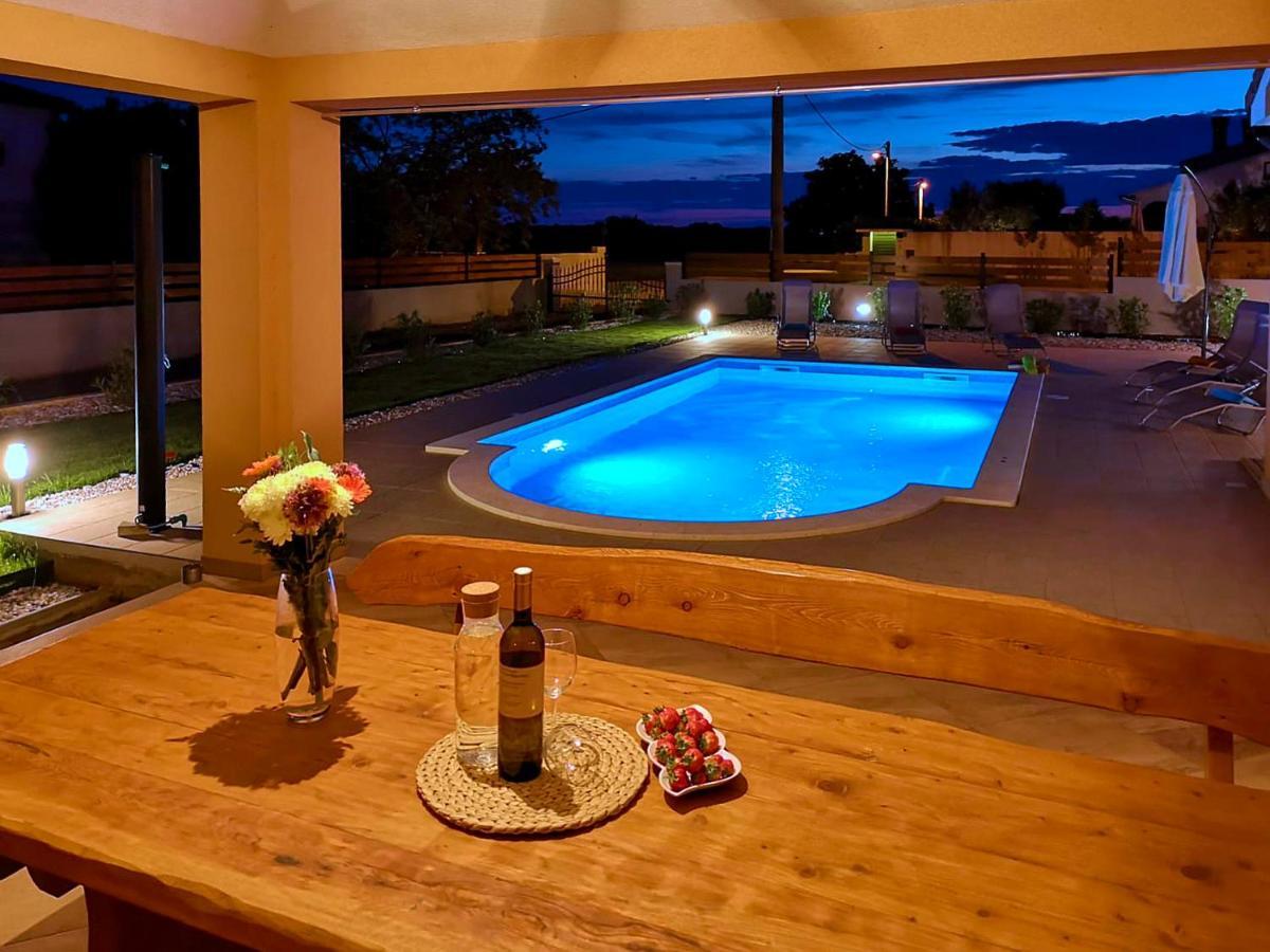Bartona For 8 Persons With Private Swimmingpool Villa *