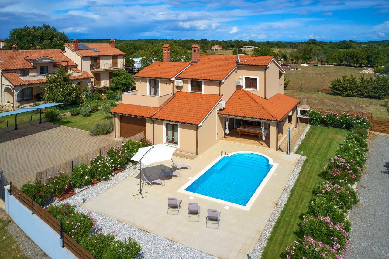 Villa Bartona For 8 Persons With Private Swimmingpool