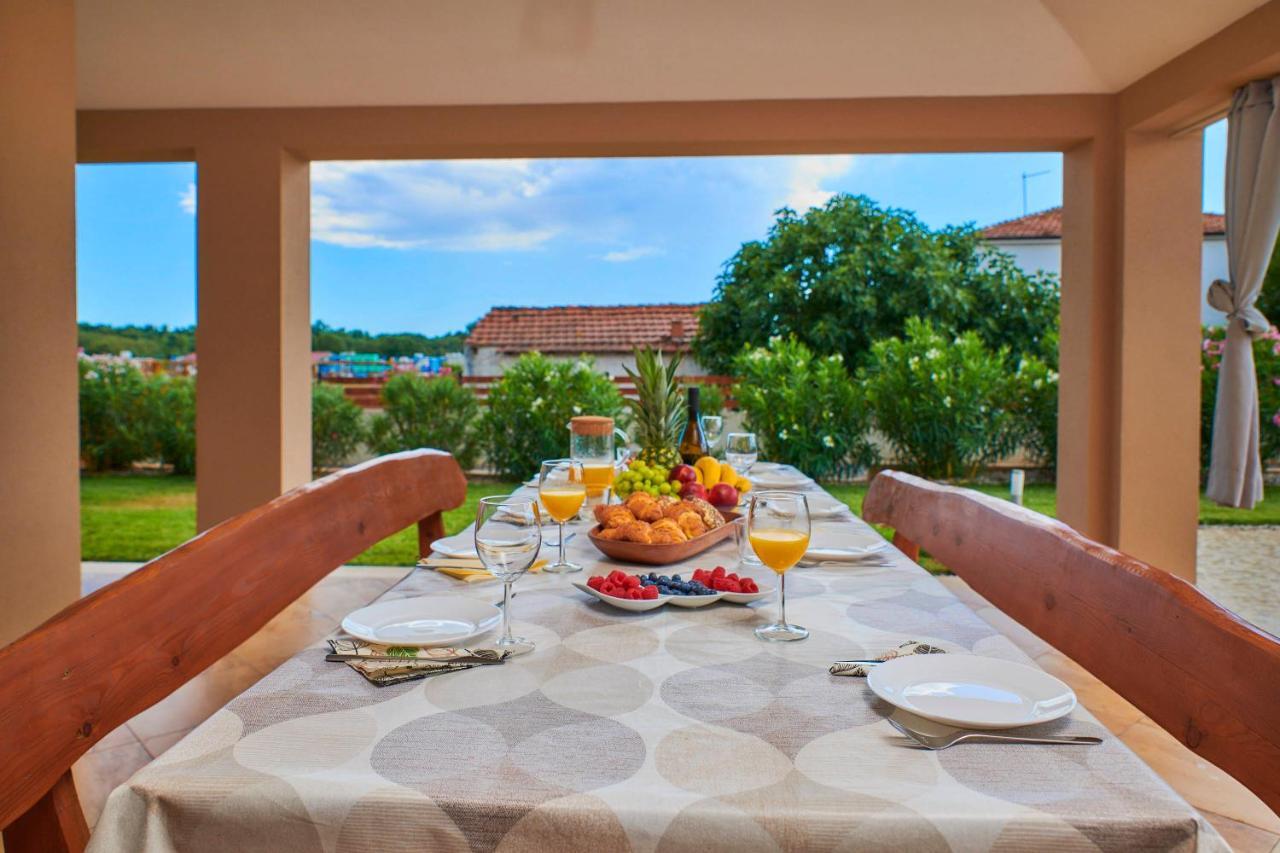 Villa Bartona For 8 Persons With Private Swimmingpool Pula