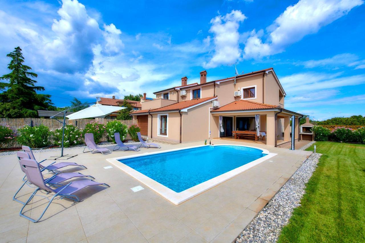 Villa Bartona For 8 Persons With Private Swimmingpool Pula