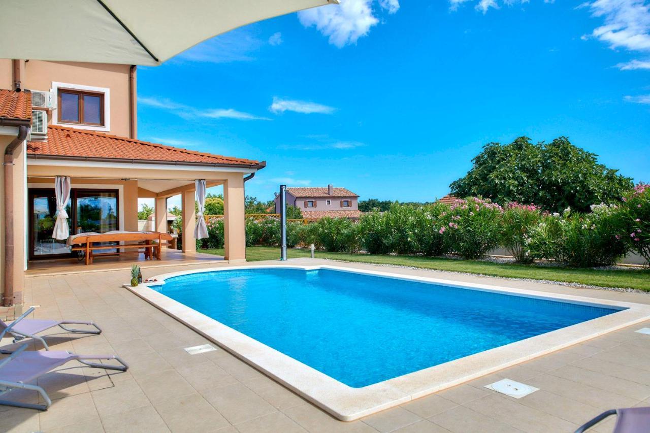 Bartona For 8 Persons With Private Swimmingpool Villa Pula