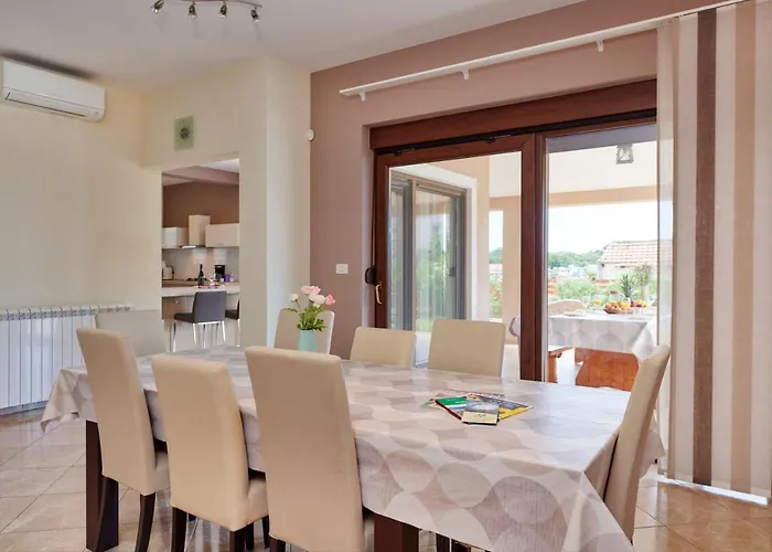 Villa Bartona For 8 Persons With Private Swimmingpool