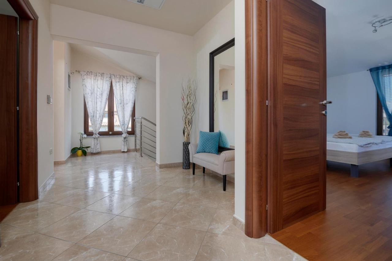 Bartona For 8 Persons With Private Swimmingpool Villa
