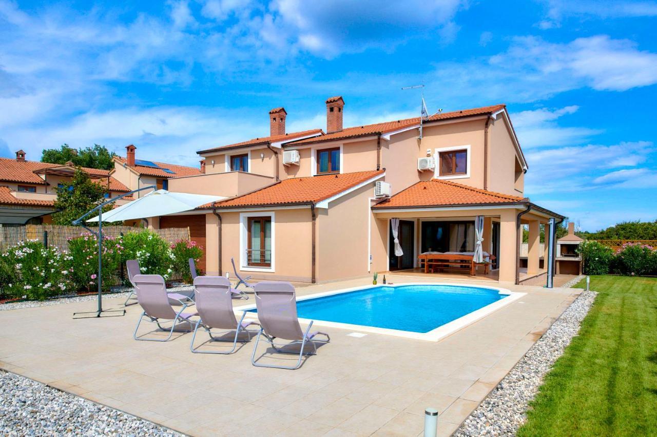 Bartona For 8 Persons With Private Swimmingpool Villa Pula