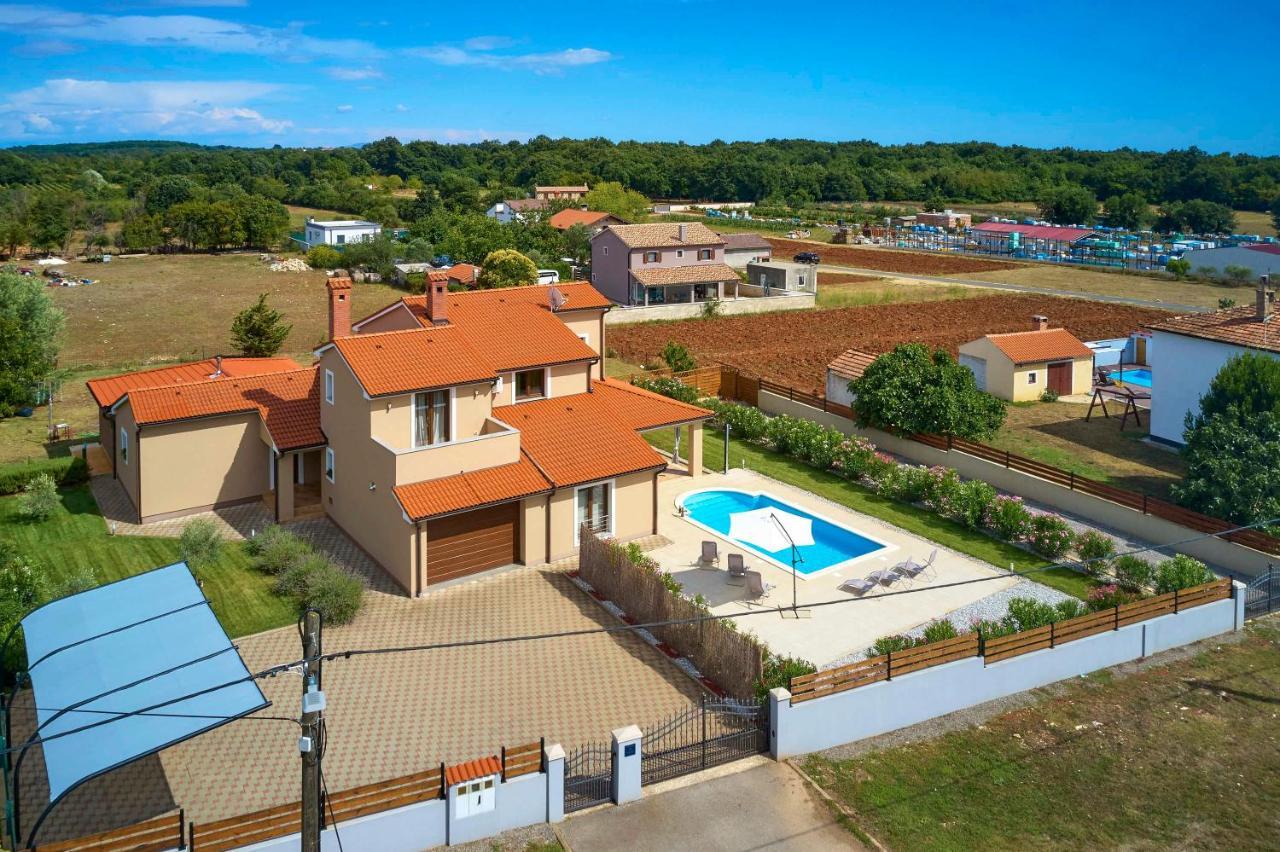 Bartona For 8 Persons With Private Swimmingpool Villa Pula