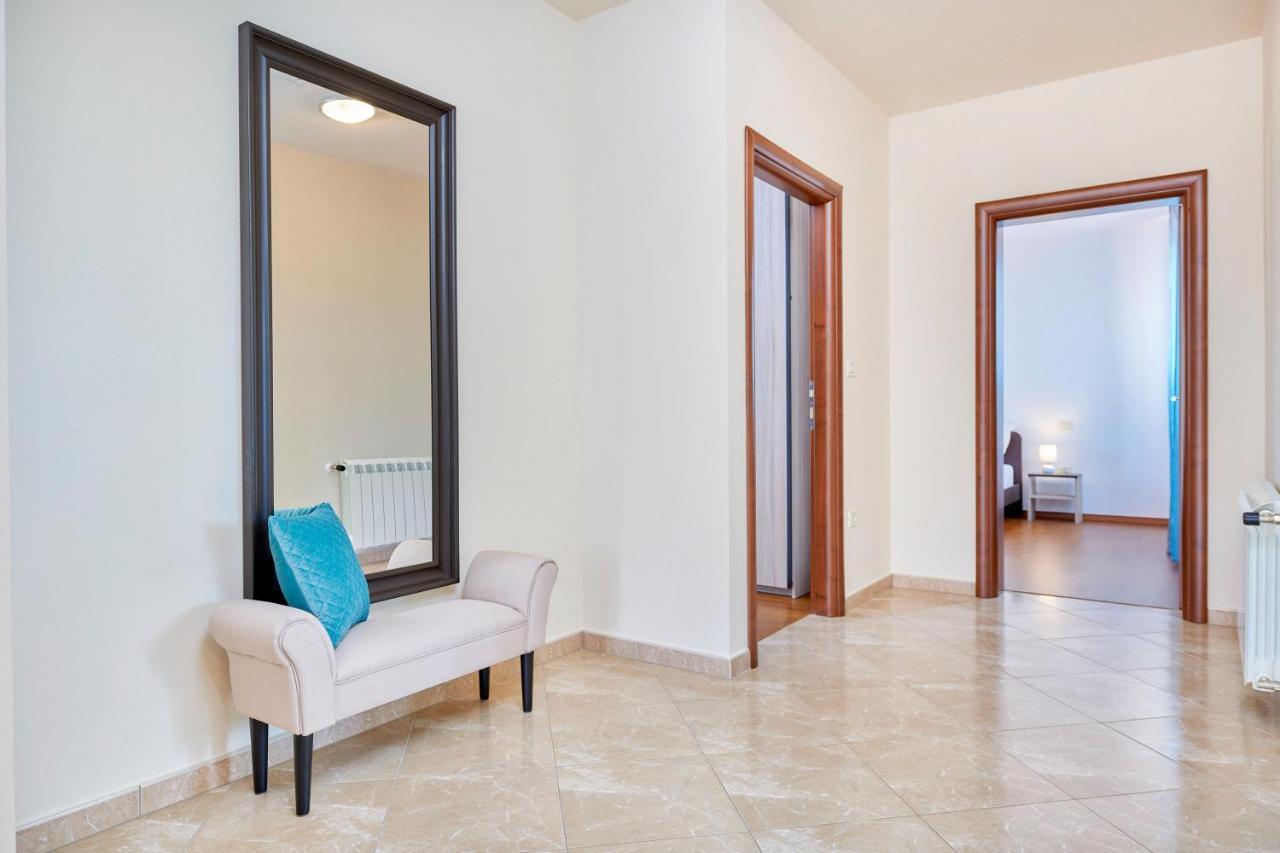 Bartona For 8 Persons With Private Swimmingpool Villa *